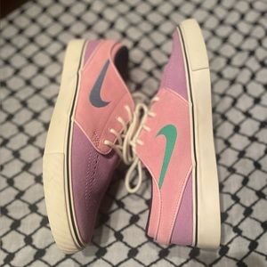 NEW- Nike SB Size 6.5